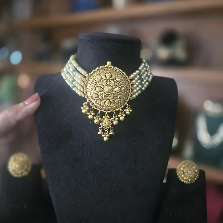 22 carat gold choker with studs - Master