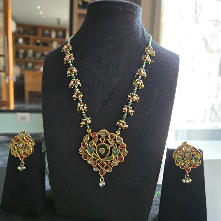 Pendant set in 22carat gold - Master