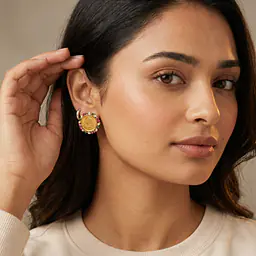 Gold studs set in 22carat gold - Master