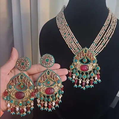 Zehra Kundan Pendant Set primary image