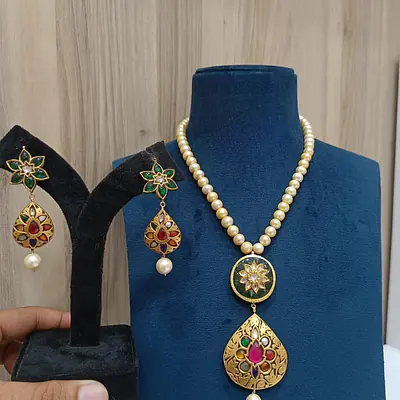 Zariya Noor Pendant Set primary image